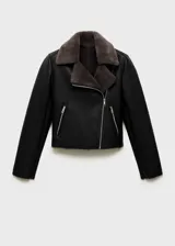 Chaqueta negra de cuero sintético con cuello de piel sintética gris, cierre cruzado con cremallera y bolsillos laterales con cremallera.