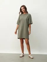 Vestido gris oscuro de corte recto, con cuello redondo y mangas cortas.