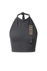 Top gris de cuello alto y espalda descubierta.