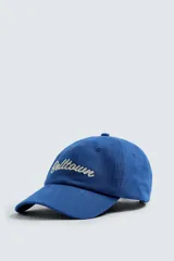 Gorra azul con visera confeccionada en tejido de algodón y parche frontal con texto bordado en blanco. Ajuste en la parte posterior.