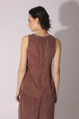 Chaleco marrón con escote en V y cierre frontal de botones.