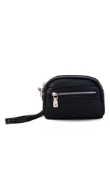 Monedero negro de simil cuero con correa para la mano, diseño práctico y compacto. Bolsillo principal con doble cierre, y un bolsillo frontal pequeño para llevar monedas.