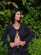 Saco color beige de tejido de punto con textura acanalada.