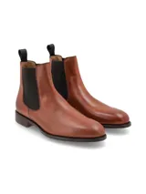 Bota Chelsea color marrón de cuero liso, con elásticos laterales negros y tirador trasero.