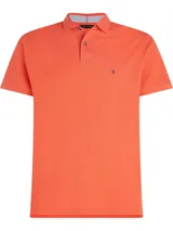 Chomba Tommy Hilfiger 1985 color naranja, de corte regular, con cuello tipo chomba, cartera de dos botones y logo bordado en el pecho.