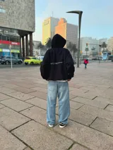 Hoodie negro de felpa con frisa gruesa, corte boxy, calce amplio y estampado en la espalda con la frase "YOUR WAY OF THINKING MAKES ME HOT".