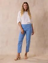 Pantalón verde esmeralda de gabardina elastizada, marca Zac & Rachel. Corte recto, pretina ancha pespunteada, bolsillos simulados y largo al tobillo.