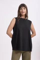Musculosa negra de algodón con corte holgado.