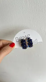 Aros con diseño de flores en tonos azules, elaborados con detalles metálicos.