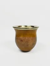 Mate de calabaza color marrón claro con base de alpaca pulida.