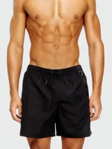 Short de baño negro liso, con cordón ajustable en la cintura y detalle de franjas oscuras en el lateral derecho.