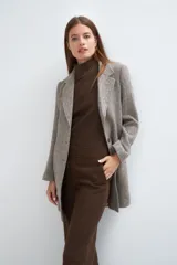 Tapado corto entallado color marrón claro con textura de espiga, cuello solapa y manga larga. Cierre frontal con botones.