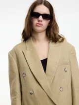 Blazer blanco de corte clásico con solapas y doble botonadura.