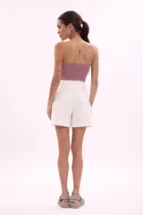 Short blanco de tiro alto con bolsillos laterales tipo cargo.