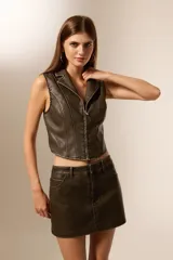 Chaleco sin mangas de eco-cuero color gris, con solapas y cierre frontal con cremallera.