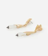 Aretes colgantes medianos con base metálica dorada con detalles en forma de hoja y un colgante de cristal liso.