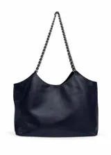 Cartera tipo bolso XL de ecocuero negro, con correa de cadena plateada. Cuenta con cierre y bolsillo interno.