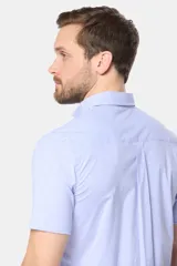 Camisa celeste con rayas verticales blancas, de manga corta y corte clásico.