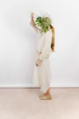 Camisa blanca de lino con bordados y mangas largas.