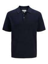 Polo de punto azul marino con cuello clásico, mangas cortas y cierre de botones.