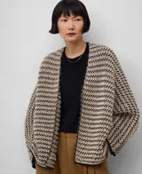 Chaqueta tipo kimono con estampado jacquard multicolor, confeccionada con algodón, poliamida y poliéster reciclado.