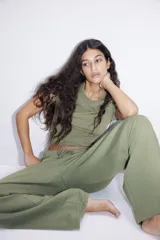 Pantalón de jogging verde oliva, de corte amplio, con cintura elástica ajustable con cordón y bolsillos laterales.