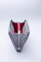 Billetera marrón con estampado de piel de serpiente, cierre perimetral, múltiples ranuras para tarjetas, documentos y billetes, y bolsillo interior con cierre para monedas.