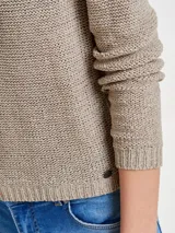 Sweater de punto color beige, con cuello redondo y mangas largas.