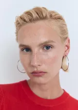 Remera de tejido de punto fino color rojo, de manga corta y cuello redondo.