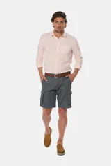 Bermuda cargo azul marino confeccionada en 98% algodón y 2% spandex, con bolsillos laterales.