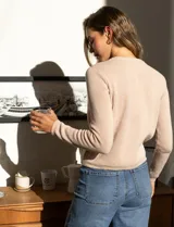 Cardigan tejido color beige, marca Ninety. Escote a la base y abertura central con botones metálicos. Delantera con bolsillos simulados.