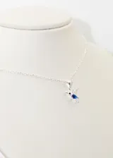 Collar de plata 925 con dije de colibrí adornado con zirconias blancas y una zirconia azul en forma de lágrima. La cadena mide 40 o 45 cm.