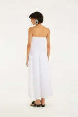 Falda larga blanca de corte amplio con cintura elastizada.