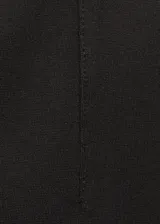 Calza de vestir negra, tiro medio y corte skinny.