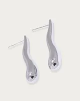 Aros colgantes plateados con forma de gota irregular.