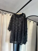 Remerón de encaje negro con mangas 3/4 y cuello camisero.