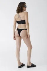 Top de bikini negro de un solo hombro con bretel ancho y hebilla circular.