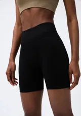 Short deportivo negro de tiro alto, corte ajustado y tejido acanalado.