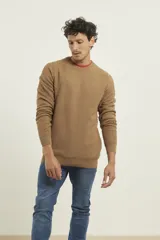Sweater marrón de punto fino con cuello redondo y mangas largas.