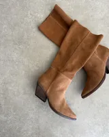 Bota alta de gamuza color marrón, con taco de madera y punta fina.