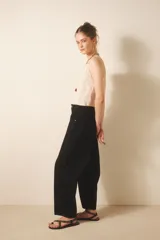 Pantalón jean negro de tiro medio y calce holgado, confeccionado en denim rígido con lavado suavizado.