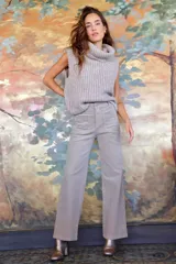 Pantalón de pana fina color gris, de tiro medio con dos bolsillos frontales.