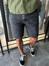 Bermuda de jean negra con efecto gastado.