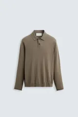 Polo manga larga color marrón, de punto tejido en hilatura italiana, corte regular fit, cuello solapa con cierre frontal de botonadura y acabados en rib.