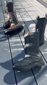 Bota de caña media color chocolate oscuro, realizada en cuero encerado. Con elástico italiano en la caña de ambos lados y fondo artesanal de suela color negro. El interior está forrado en forrería vacuna.