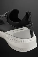 Zapatilla deportiva color crudo para uso diario y carreras ligeras. Parte superior de tejido de punto transpirable con puntera y talón recubiertos de material Shield Protect Max. Ajuste con cordones, tirador trasero y plantilla OrthoLite® extraíble. Entresuela con tecnología Spume Foam V3 y suela de goma.
