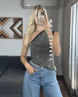 Top asimétrico negro con un solo tirante y detalle de strass plateados.