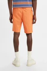 Bermuda naranja de gabardina con cintura elastizada y bolsillos laterales.