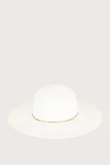 Sombrero de paja blanco con ala ancha y cinta decorativa dorada.
