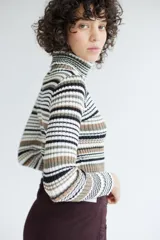 Polera de lana y algodón a rayas horizontales en tonos marrón, blanco, negro y verde, con cuello alto.